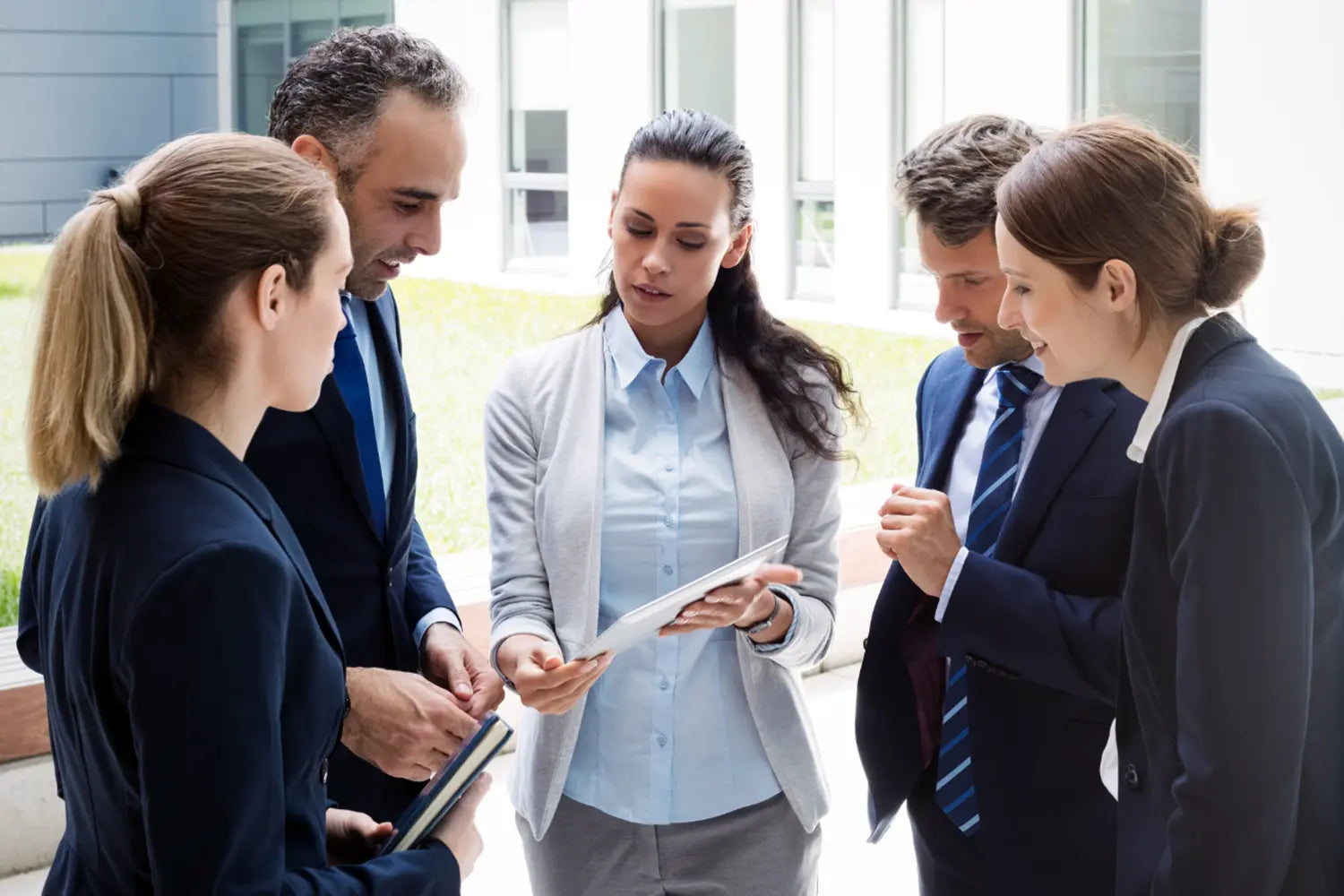 Comunicación profesional en contextos corporativos: registro y cortesía