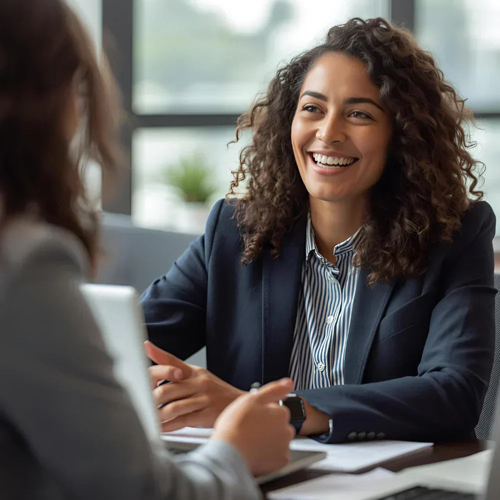 Al hacer comparaciones en inglés, recuerda usar -er para palabras cortas y more para palabras largas.